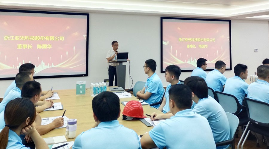 卡卡湾88股份董事长陈国华在开班仪式上发表讲话